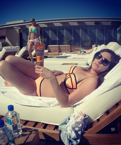 Sunscreen_Flask_at_the_pool